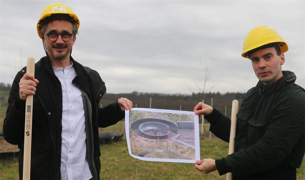 „Ornamenta“-Geschäftsführer Dr. Christian Saalfrank (li.) und Künstler Thorben Gröbel zeigen, wie der „Ziegelgarten“ aussehen soll. Fotos: Deeg
