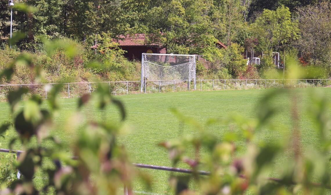 Das lange Echo nach dem Knall Ort des Geschehens: Auf dem unteren Fußballplatz der Sternenfelser Sportanlage hat sich am vergangenen Sonntag der Vorfall ereignet. Foto: Schüller