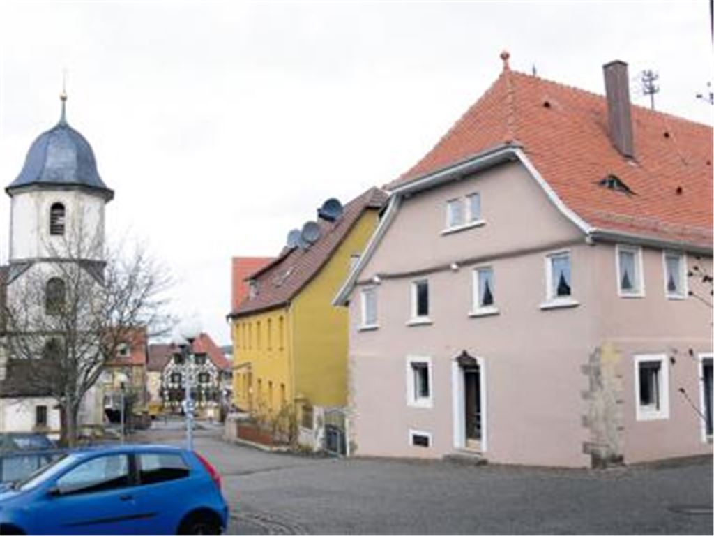 Ortsbildprägend und geschichtsträchtig: das Gebäude Schlossbergstraße 7 ist älter als die Kirche. Foto: Garhöfer