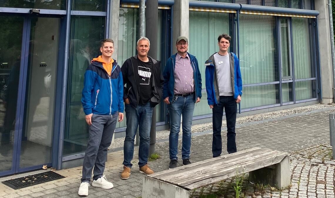 Ortstermin am früheren Standort der Enztalbank (v. li.): Mark Ferkaluk, Vorsitzender des Vereins Evenzkreis, Stadtrat Ulrich Hagenbuch und die Kandidaten Ulrich Gommel und Andreas Donath. Foto: privat