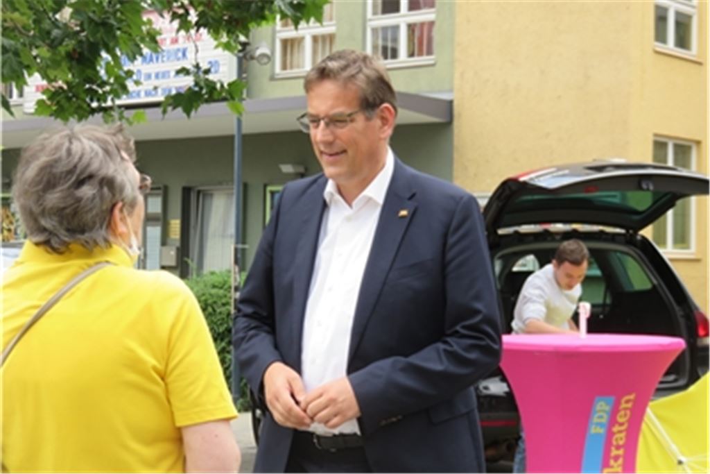Ortstermin an der Drehscheibe: Professor Dr. Erik Schweickert  (FDP) im Gespräch mit einer Mühlackerin. Foto: Becker