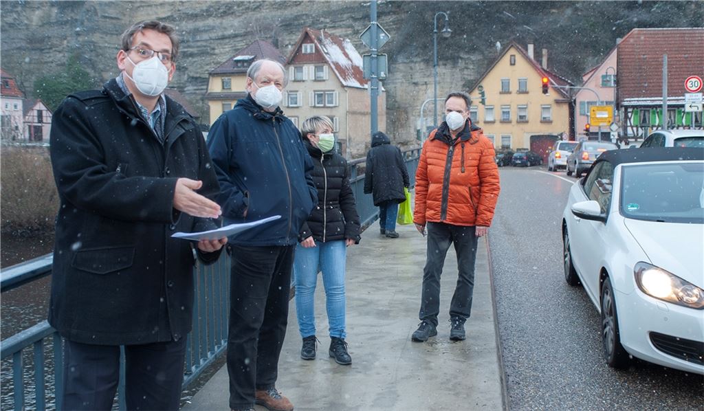 Ortstermin an der Herrenwaagbrücke (v. li.): Professor Dr. Erik Schweickert, Helmut Bloch, Natascha Blattner und Jörg Vollmar. Fotos: Fotomoment