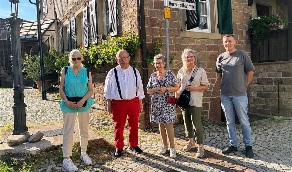 Ortstermin an der Knittlinger Straße/Einmündung Herzenbühlgasse (v. re.): Amtsleiter Thomas Etzel und die Mitglieder der Initiative „Herzenssache Lienzingen“ Ulrike Boltz, Ursula Stierle, Günter Bächle und Gaby Bienert. Foto: privat