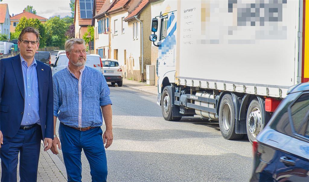 Ortstermin an der L1134 in Wiernsheim (v.li.): Gemeinderatskandidat Ravik Renner, der Landtagsabgeordnete Professor Dr. Erik Schweickert und der stellvertretende Vorsitzende des FDP-Ortsverbands Niefern-Öschelbronn/Platte, Robert Volk.Foto: privat