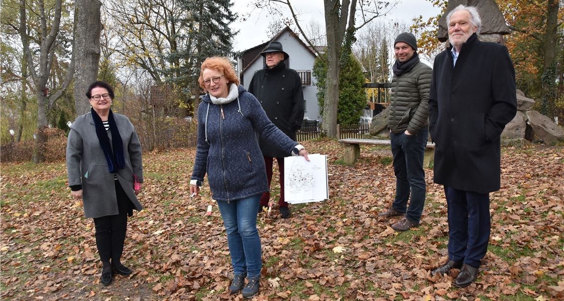 Spielplatz bei der Burg soll 2021 vollendet sein Ortstermin an jenem Platz, an dem eine stilisierte Burg entstehen wird (v. li.): Elsbeth Rommel (Vorstand Bürgerstiftung), Frank Händle (Stiftungsrat), Petra Herrling (Stadt Mühlacker), Jochen Sämann (Stiftungsrat) und Wolf-Dieter Fuchslocher (Vorstand Bürgerstiftung).Klassen