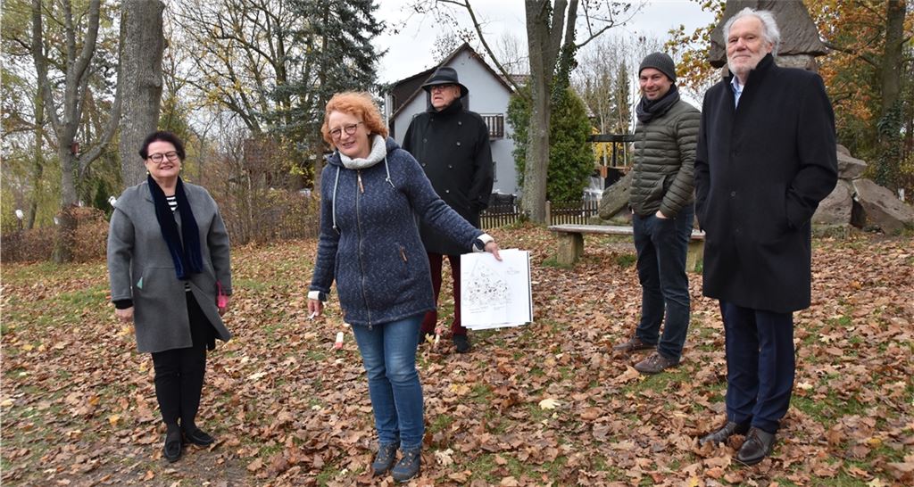 Ortstermin an jenem Platz, an dem eine stilisierte Burg entstehen wird (v. li.): Elsbeth Rommel (Vorstand Bürgerstiftung), Frank Händle (Stiftungsrat), Petra Herrling (Stadt Mühlacker), Jochen Sämann (Stiftungsrat) und Wolf-Dieter Fuchslocher (Vorstand Bürgerstiftung).Klassen