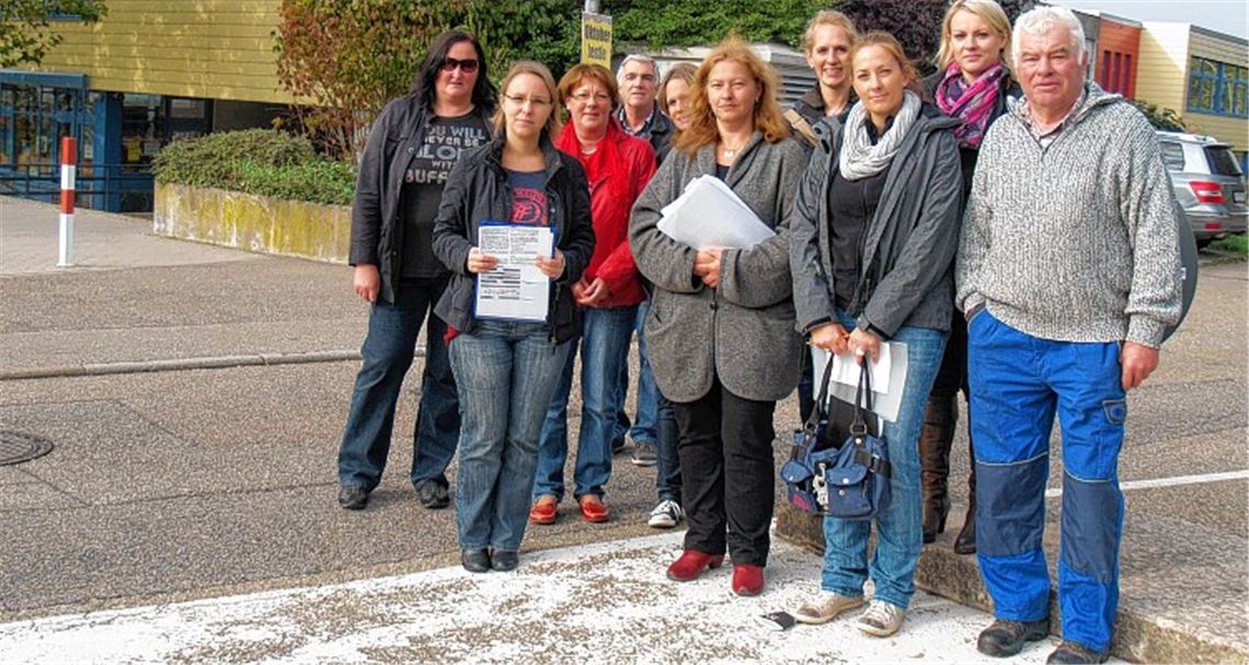 Ortstermin bei der Hartfeldschule mit besorgten Müttern – vorne von rechts.: Stadtrat Theo Bellon, Schülermutter Bente Lorenzen, mit Unterlagen Ute Pförsich und Daniela Klaiber von der Stadtverwaltung Mühlacker. Hinten Hausmeister Peter Stengler. Foto: Filitz