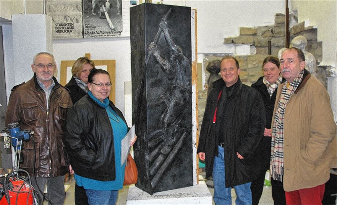 Ortstermin im Atelier: Mitglieder des Verschönerungsvereins begutachten das Wachsmodell für die Flößerstele am Bischof-Wurm-Platz. Foto: privat