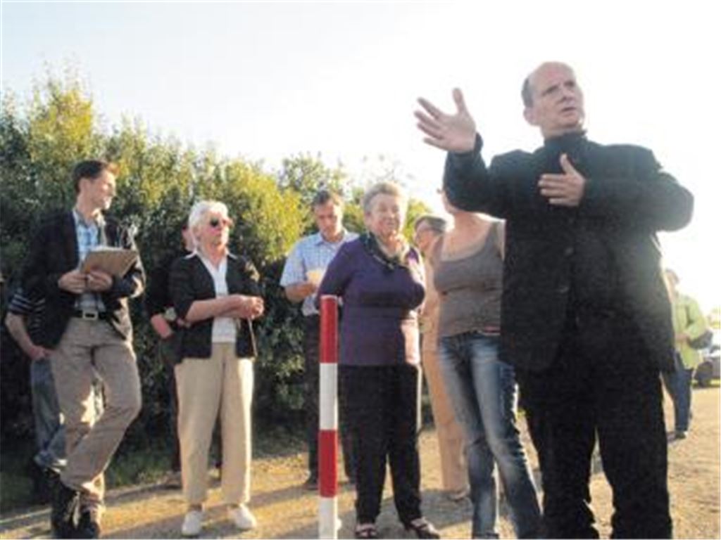 Ortstermin in Dürrmenz: Die Pfosten, die den Feldweg zur Straße Auf dem Nagd blockierten, sind inzwischen wieder entfernt. Bürgermeister Winfried Abicht erläutert den Anwohnern gleich die mögliche Alternative: ein Ausbau des heutigen Feldwegs zu einer echten Erschließungsstraße .
Foto: Eier