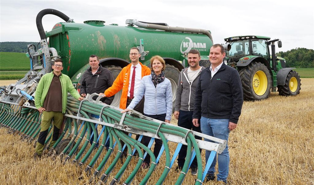 Ortstermin in Öschelbronn (v. li.): Landwirt Heiko Schwaab, Joachim Fuchs vom Bauernverband, Enzkreis-Dezernent Holger Nickel, Corinna Benkel und Michael Mauer vom Landwirtschaftsamt und Michael Neubauer von der BayWa AG. Foto: Bastian