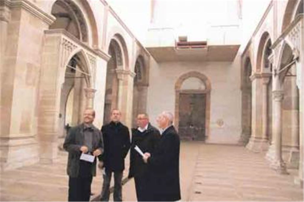 Ortstermin in einer bereits leergeräumten Klosterkirche (v. re.): Baudirektor Gerhard Habermann von der Landesbehörde Vermögen und Bau Baden-Württemberg, Peter Braun (Staatliche Schlösser und Gärten), Projektleiter Holger Probst und Pfarrer Ernst-Dietrich Egerer. Foto: Franz
