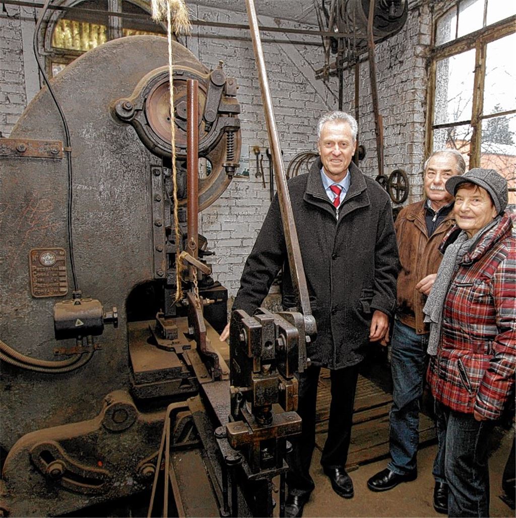 Ortstermin (v. li.): Bürgermeister Kurz, Wilhelm Schöpf und Lucie Decker geborene Schöpf in der alten Schmiede in Öschelbronn, wo die alten Gerätschaften noch gut erhalten sind.