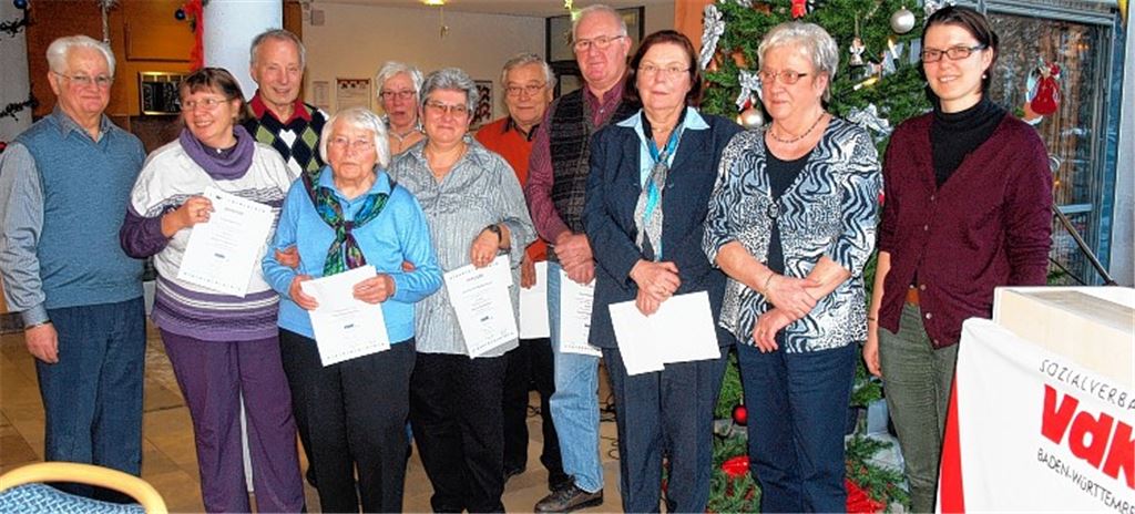 Ortsverbandsvorsitzender Klaus Bernhardt (li.), Sozialrechtsreferentin Anna-Maria Freudenreich und Kreisvorsitzende Ingrid Benda (v.re.) ehren die VdK-Jubilare. Foto: Appich