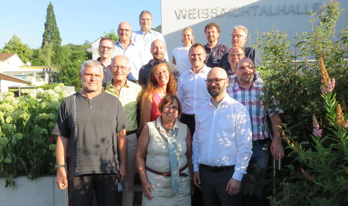 Ortsvorsteher Timo Steinhilper (kariertes Hemd re.) und Bürgermeister Alexander Kozel (li. neben ihm) ehren und verabschieden Mitglieder von Ortschafts- und Gemeinderat. Martin Reinhardt, der entschuldigt fehlte, bringt es ebenso wie Gisela Dannecker (vorne Mitte) auf 25 Jahre Gemeinderatszugehörigkeit. Dannecker wird dem neuen Gremium nicht mehr angehören. Aus dem Ortschaftsrat verabschiedet sich auf eigenen Wunsch Volker Riedel (zweite Reihe links mit Brille), der 20 Jahre dabei war. Foto: Becker