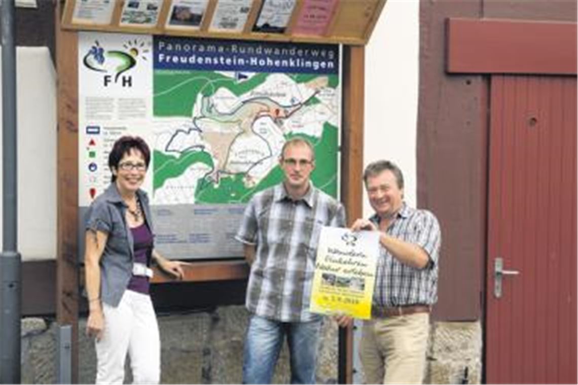 Ortsvorsteherin Waltraud Piechatzek, Weinbauer Bernd Roth und Dieter Epple von der Weingärtnergenossenschaft Freudenstein-Hohenklingen (v. li.) wollen mit der Aktion Wandern  einkehren  Natur erleben am Panorama-Rundwanderweg den Geschmack der Gäste treffen. Foto: Hansen
