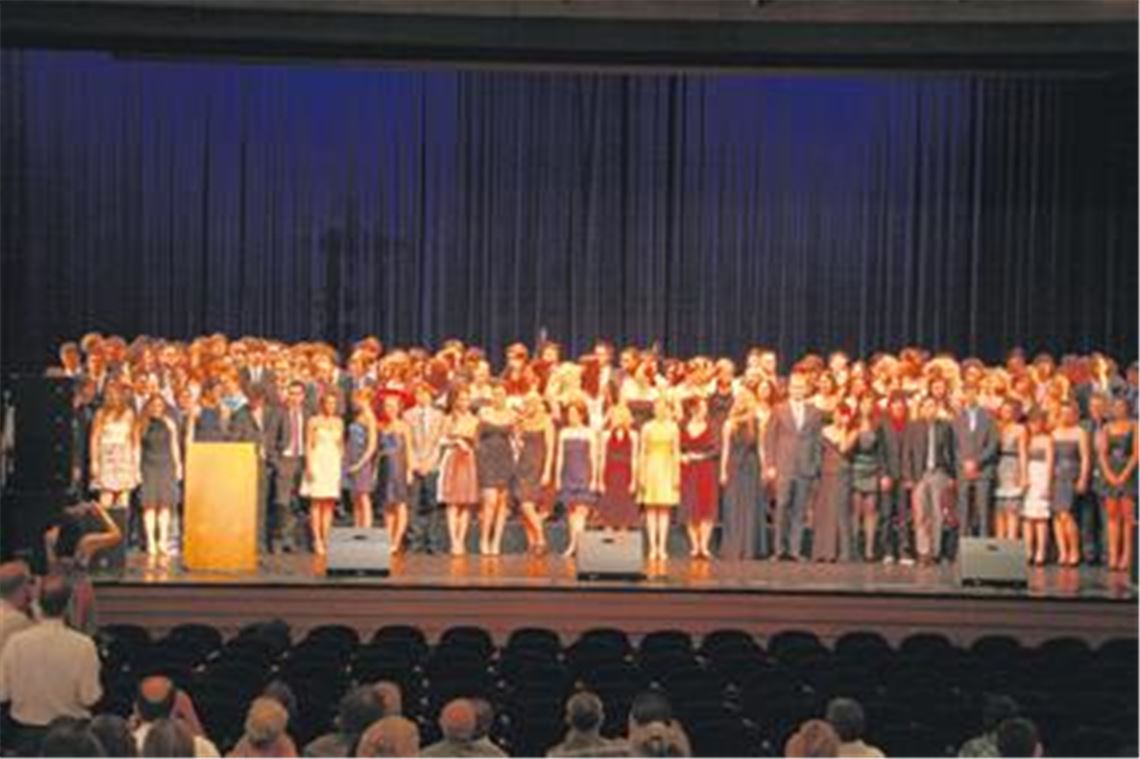 Oscar-reife Leistung: 163 Abiturienten des Theodor-Heuss-Gymnasiums Mühlacker versammeln sich auf der Bühne des Mühlehofs. Sie erzielten in ihren Abschlussprüfungen einen beachtlichen Notendurchschnitt von 2,4.
Foto: Bettinger