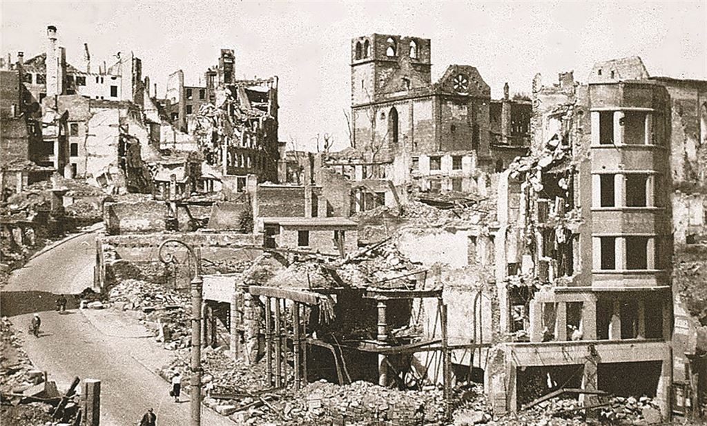 Oskar Elsäßer hat die Zerstörung Pforzheims, hier die Schlosskirche, nach dem Luftangriff vom 23. Februar 1945 dokumentiert und eine Kunstmappe herausgegeben. Repro: Linde