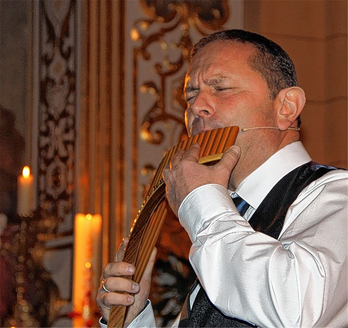 Panflötenmusik und ein Meer aus Kerzen Panflötenmusik und ein Meer aus Kerzen
