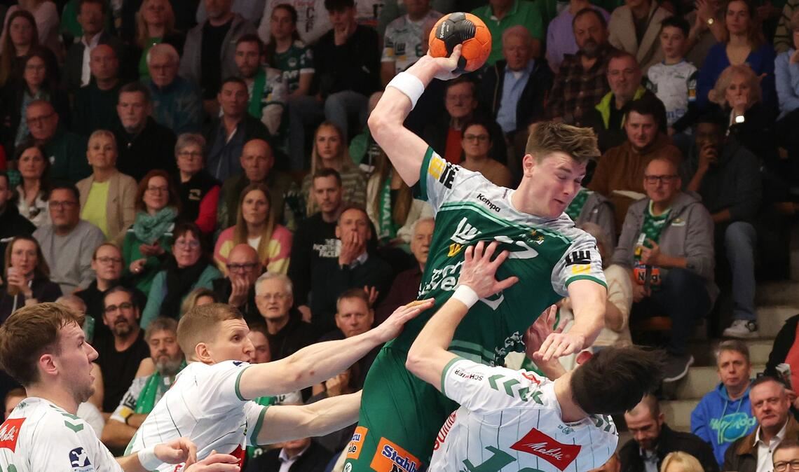 Oskar Sunnefeldt setzt sich aus dem Rückraum durch.