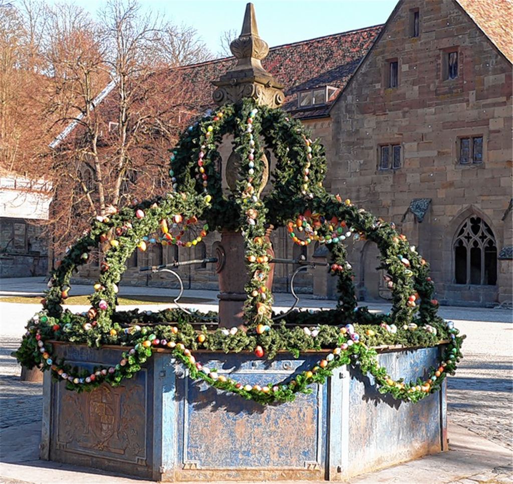 Osterbrunnen im Klosterhof.