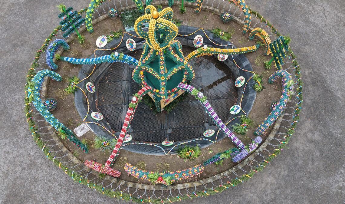 Osterbrunnen wird zur Attraktion – 16.000 Eier in der größten Osterkrone Thüringens