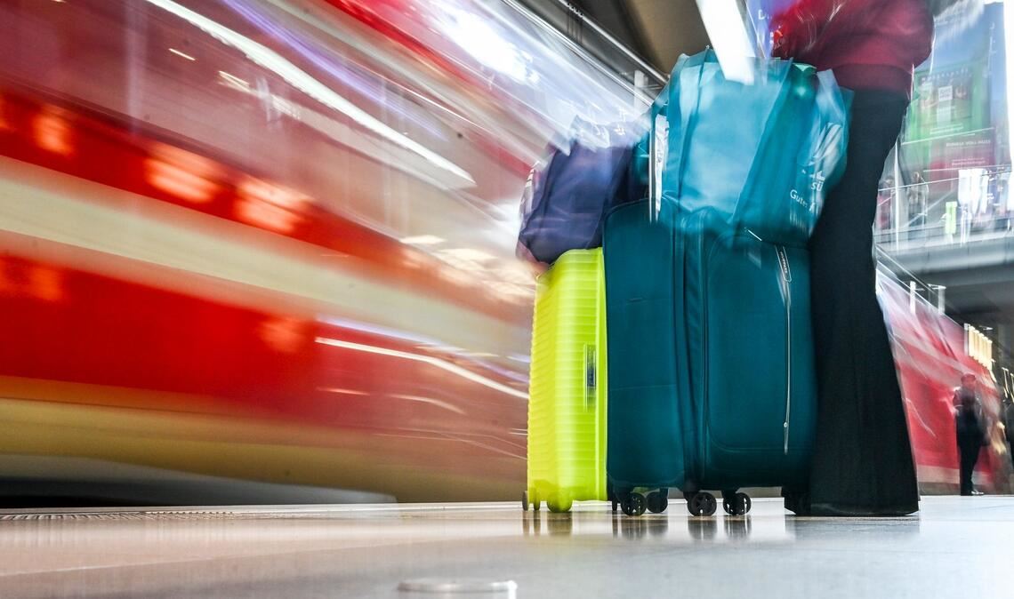 Osterreiseverkehr rollt an: Viele Reisende strömen zum Berliner Hauptbahnhof