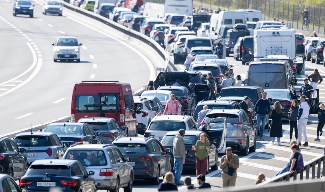 Osterstau vor dem Gotthardtunnel: Kilometerlange Kolonne auf der A2