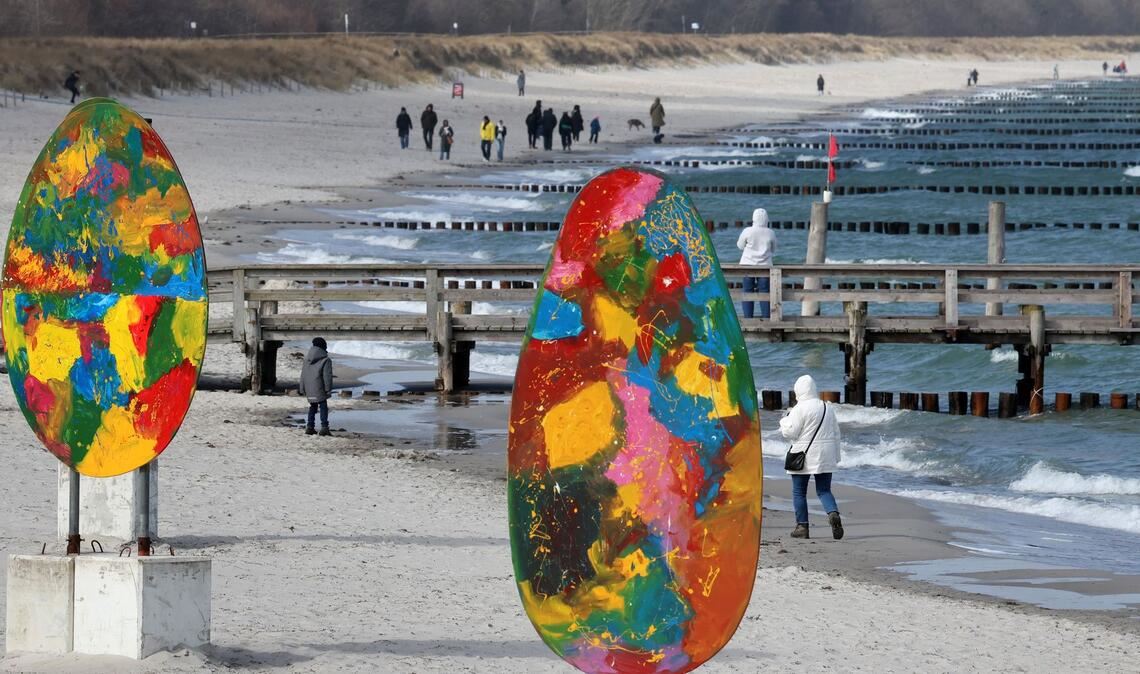 Osterstimmung in Zingst: XXL-Eier am Strand begrüßen den ersten Touristenhöhepunkt des Jahres.