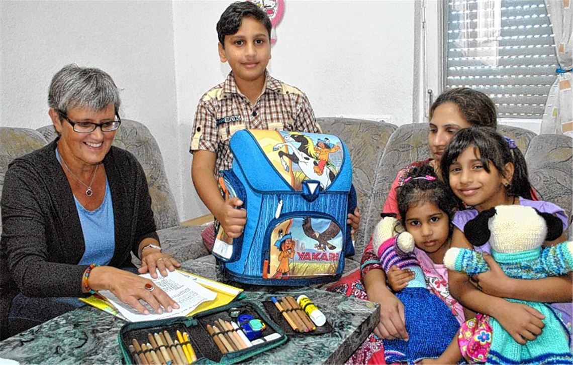 Ottilie Läkemäker (v.li.) hilft Rayan beim Start in das neue Schuljahr. Seine Mutter Rizwana Hasib und die Schwestern Eshaal und Shiza freuen sich über ihren Besuch. 