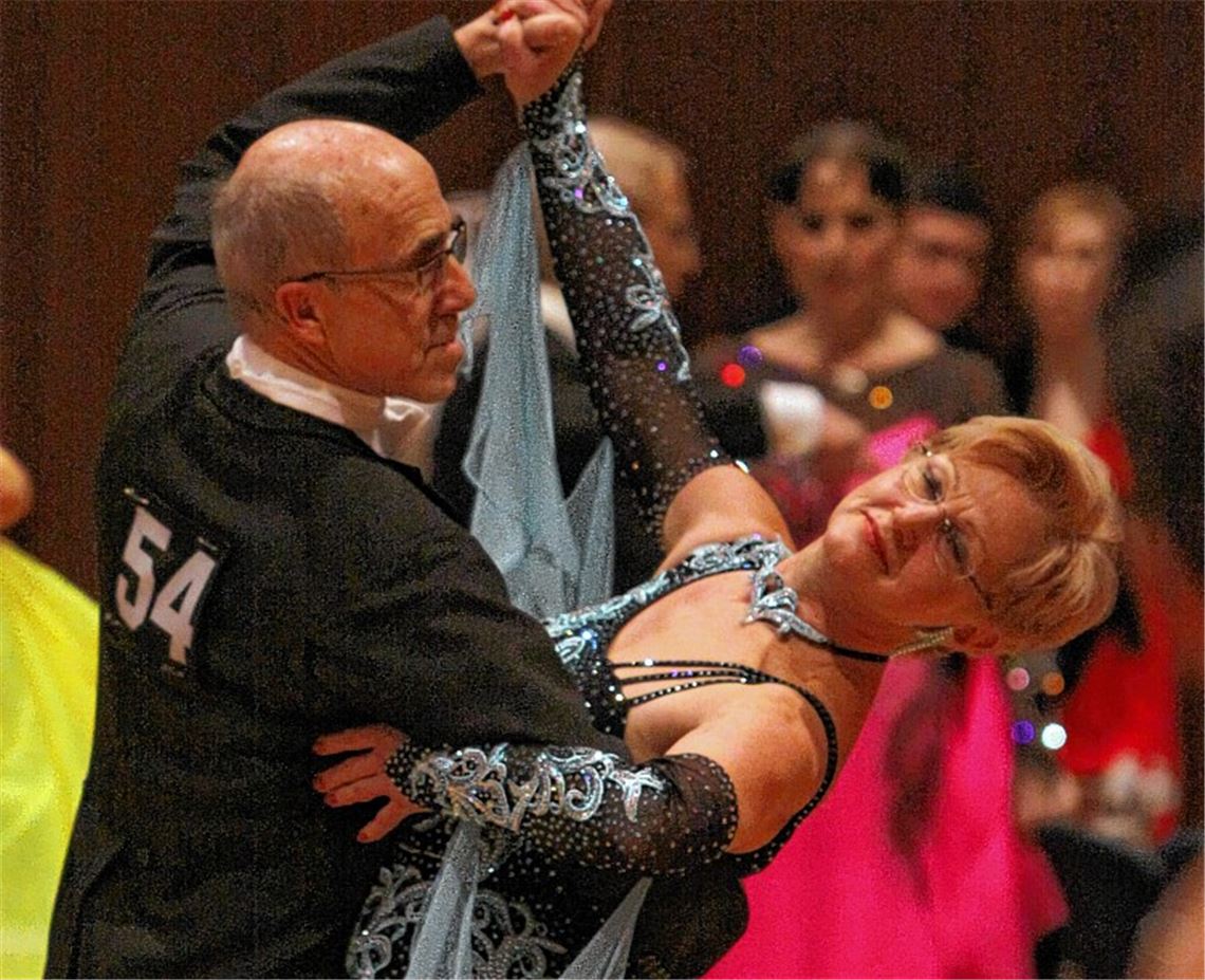 Otto Bertsch und Hildegard Bertsch tanzen sich für den TSC Illingen in die Endrunde, wo sie Platz vier belegen. Foto: Eigner