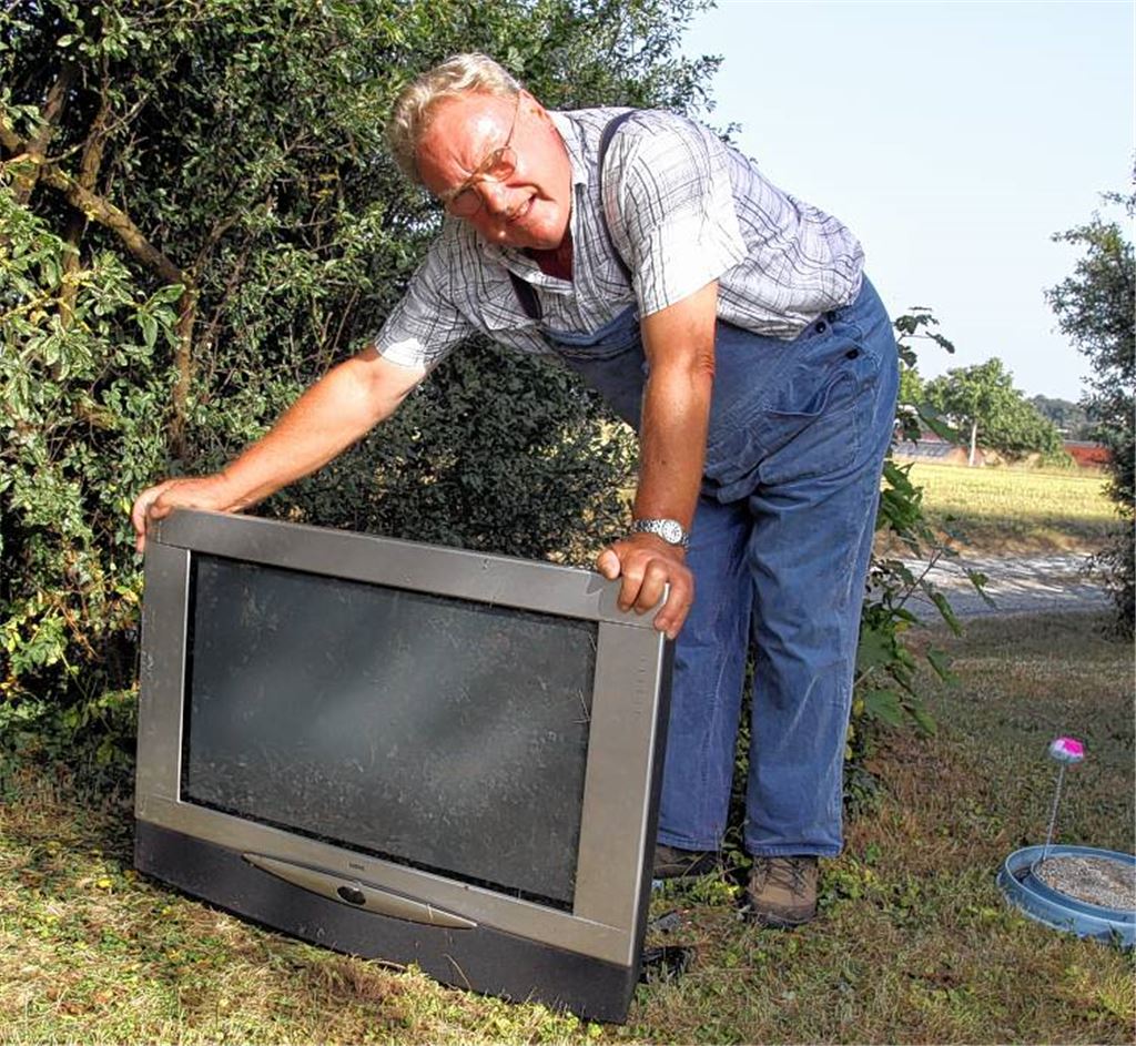 Otto Diemer bringt den illegal entsorgten Fernsehapparat auf die Deponie Maulbronn.