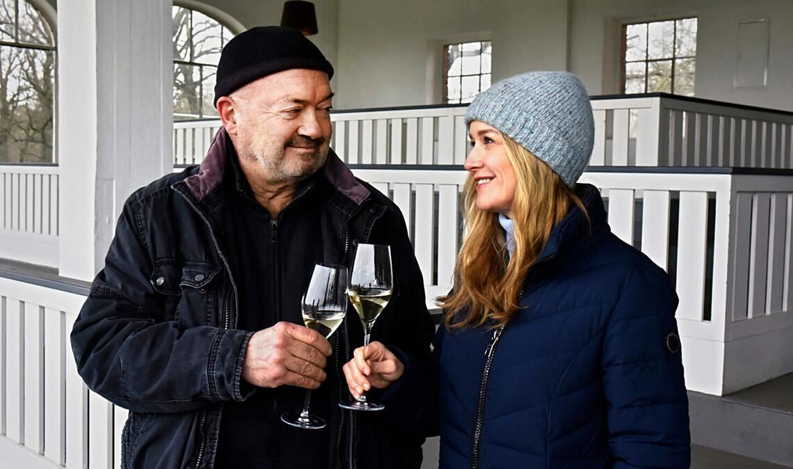 Otto (Florian Martens) lässt sich von seiner Kollegin Linett (Stefanie Stappenbeck) zum Dienstjubiläum gratulieren