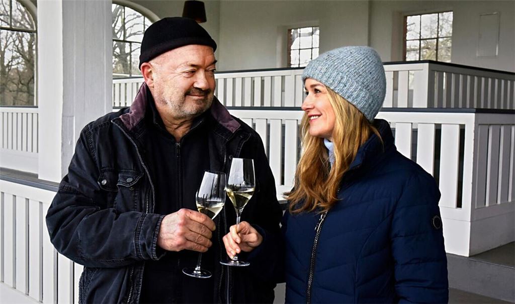 Otto (Florian Martens) lässt sich von seiner Kollegin Linett (Stefanie Stappenbeck) zum Dienstjubiläum gratulieren