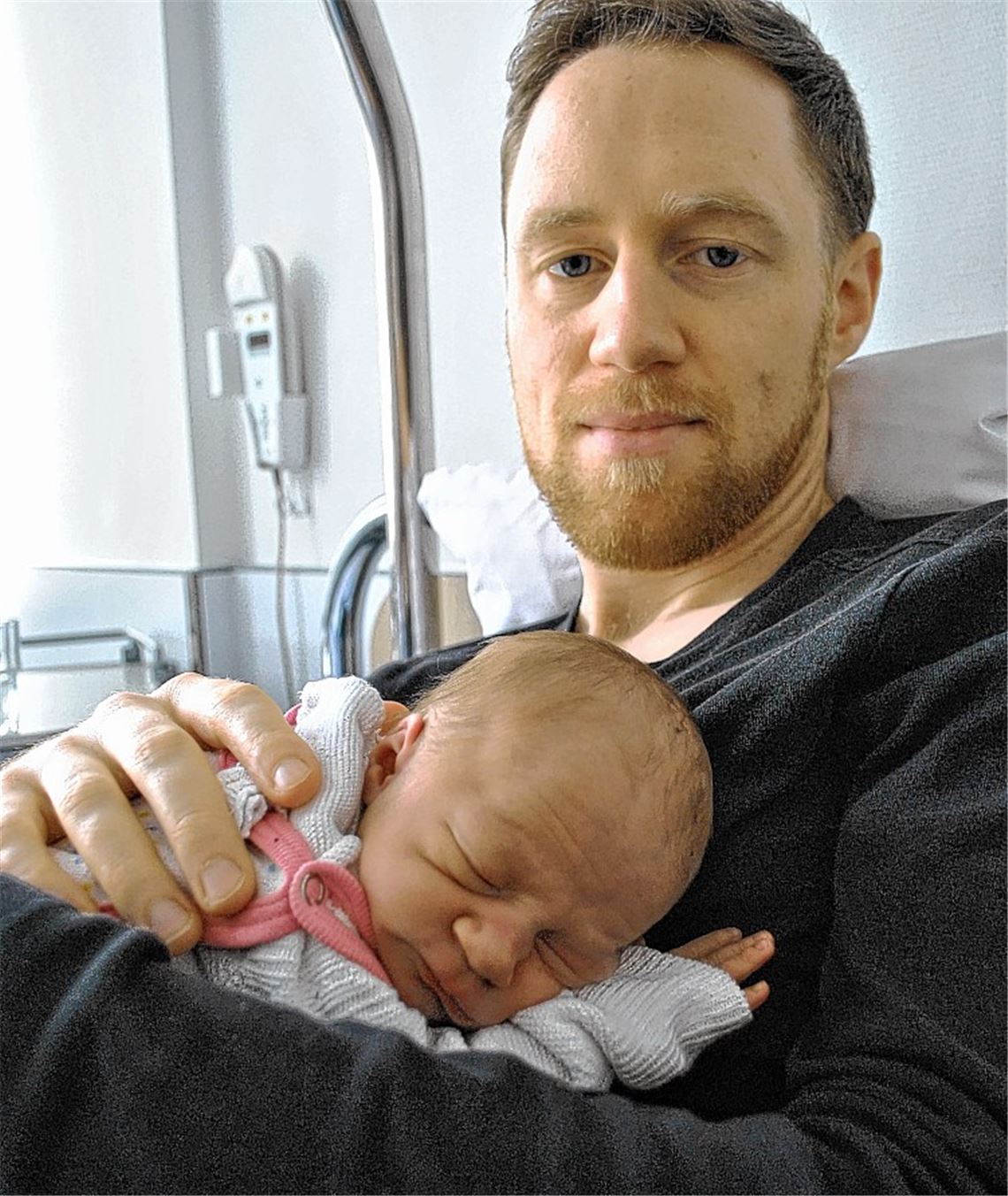 Owen Pryce genießt kurz nach der Geburt die erste Zeit mit Töchterchen Ella. Foto: Stahlfeld