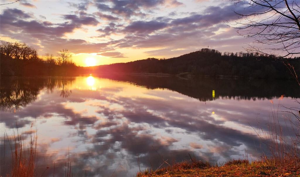 PLATZ 1 – und damit „Foto des Jahres 2025“: Sonnenaufgang am Aalkistensee als Lichtbildkunst – festgehalten von Simone Möhler aus Maulbronn.