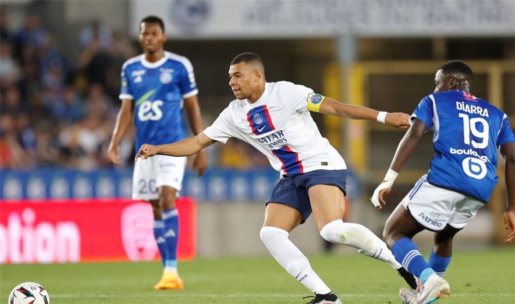 PSG um Superstar Kylian Mbappé (M.) reichte ein Remis in Straßburg.