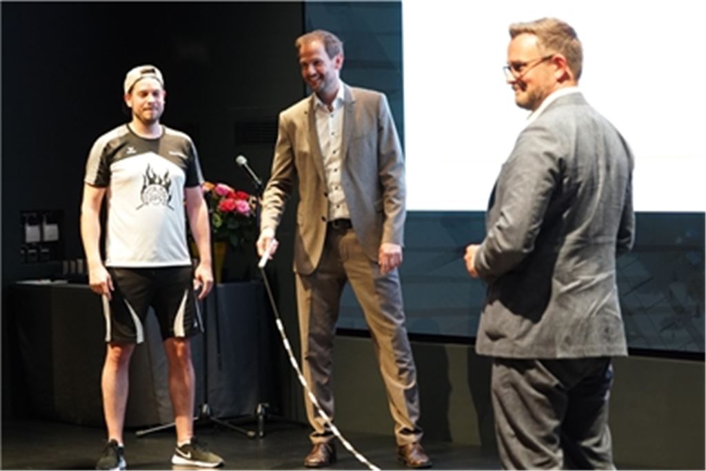 Packen mit an: Trainer Marcel Velte (v. li.) zeigt Enzkreis-Landrat Bastian Rosenau und dem Pforzheimer OB Peter Boch, wie das Seilschwingen richtig geht. Foto: Roller