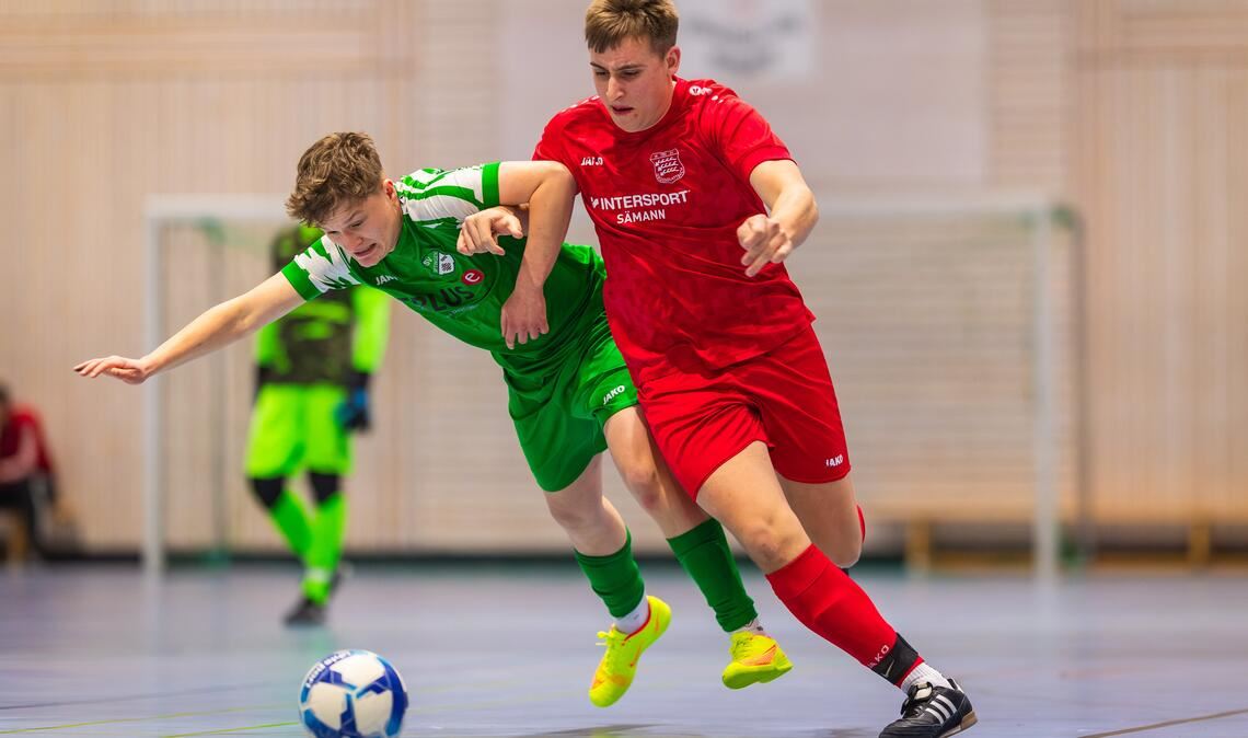 Packende Zweikämpfe gibt es zwischen Großglattbach (re.) und Iptingen. Foto: Schüller
