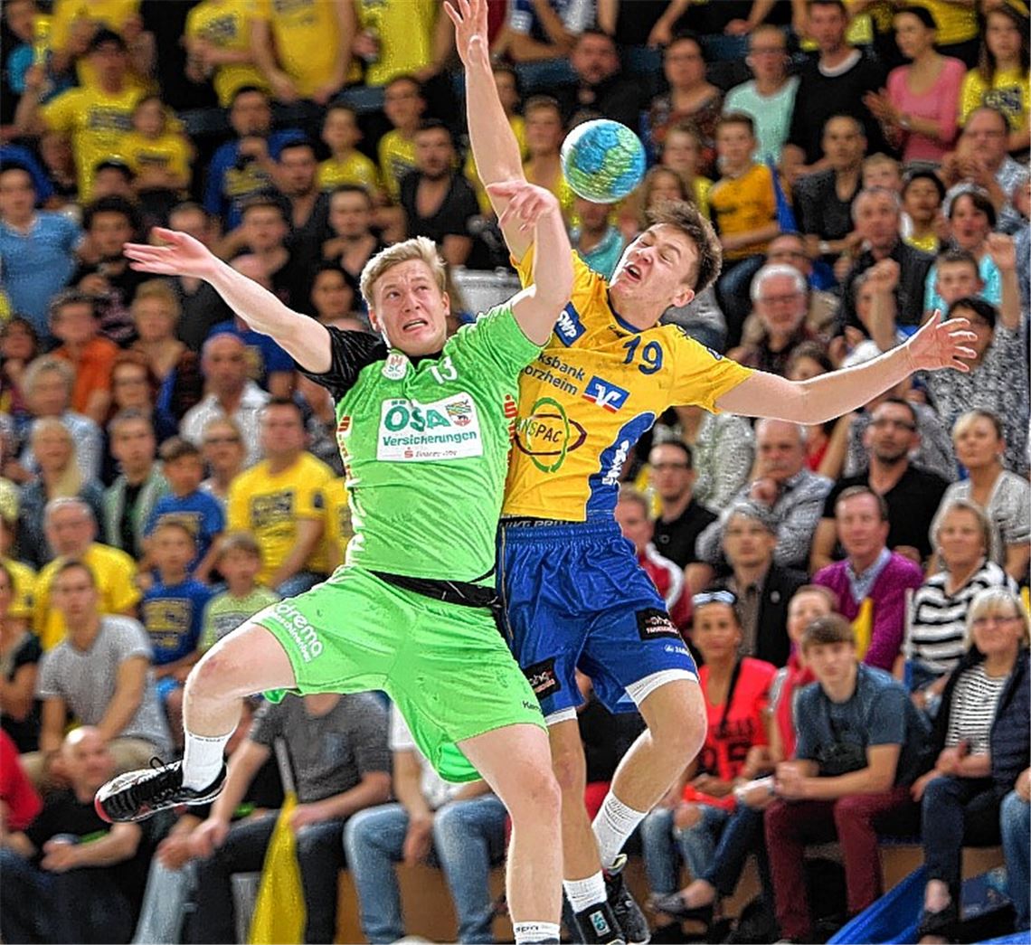 Packender Handball auf dem Buckenberg: Eutingens Max Lupus (re.) ringt mit dem Magdeburger André Czech um das Spielgerät. Foto: Rubner