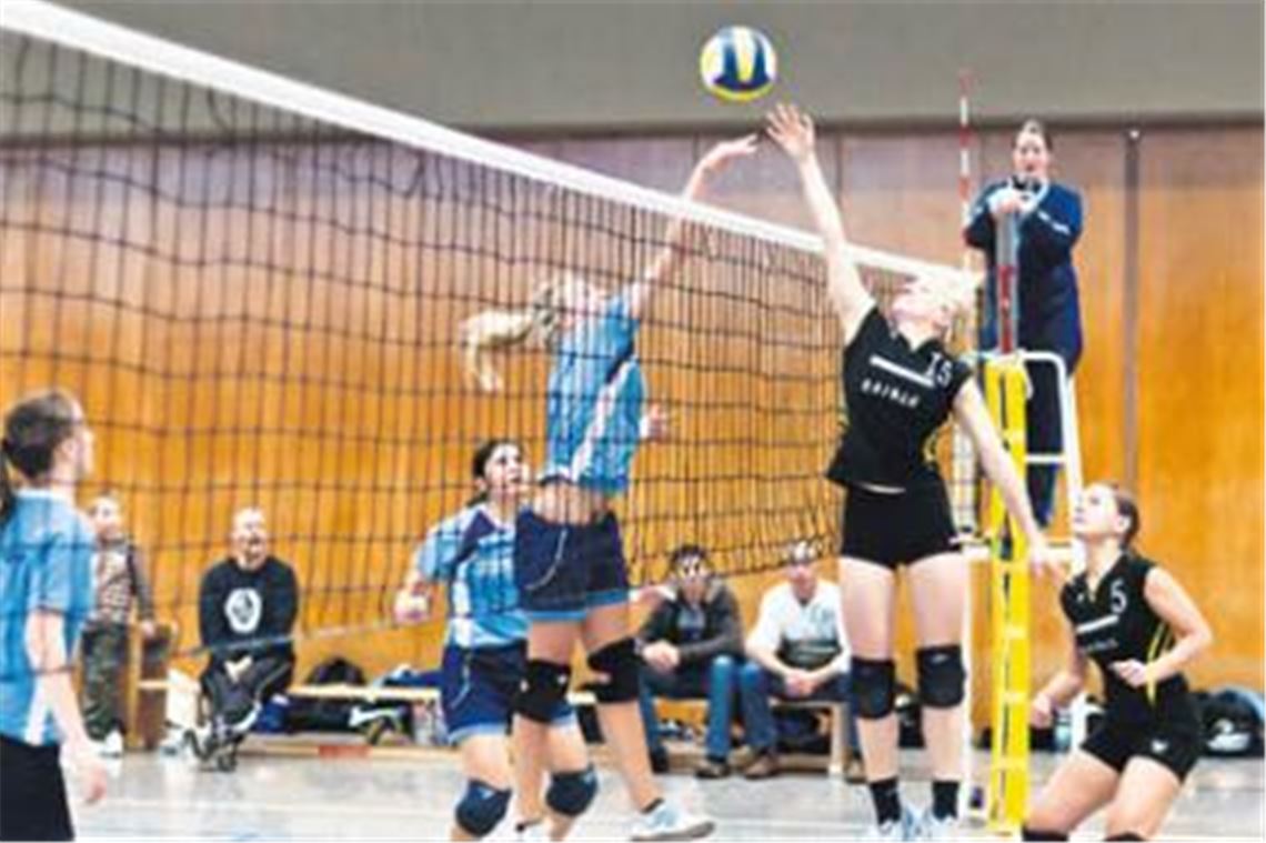 Packendes Lokalderby: Am Netz dominiert die junge Mannschaft des TV Lienzingen (blaue Trikots). Den Gästen aus Ölbronn unterlaufen bei ihrem Auswärtsauftritt zu viele Fehler. Foto: Zschorsch