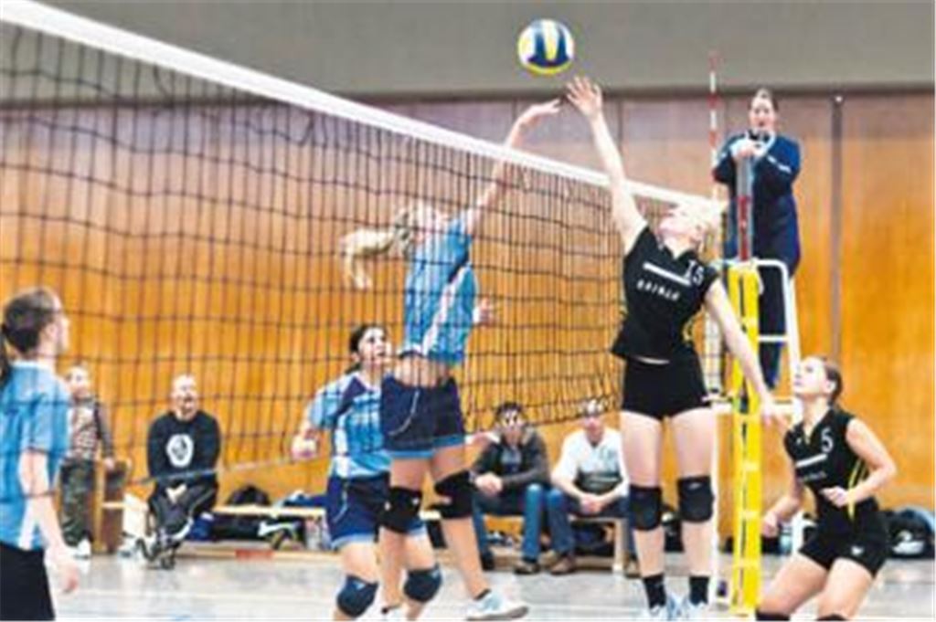 Packendes Lokalderby: Am Netz dominiert die junge Mannschaft des TV Lienzingen (blaue Trikots). Den Gästen aus Ölbronn unterlaufen bei ihrem Auswärtsauftritt zu viele Fehler. Foto: Zschorsch