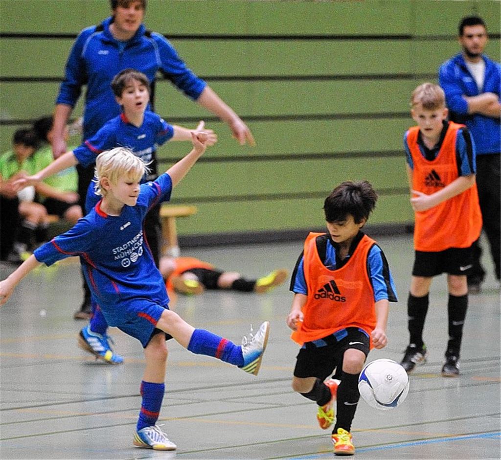 Packendes Nachbarschaftsduell beim NSN-Cup zwischen den E-Junioren des Gastgebers Viktoria Enzberg (orangene Trikots) und dem TSV Ötisheim. Durch einen 2:1-Erfolg sicherte sich Ötisheim in diesem Match den dritten Platz. Foto: Fotomoment