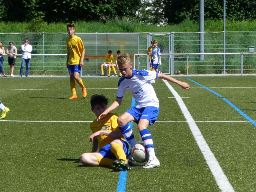 Packendes Spiel zwischen Phönix-U14 (in Gelb) und Kickers-Nachwuchs. Foto: privat