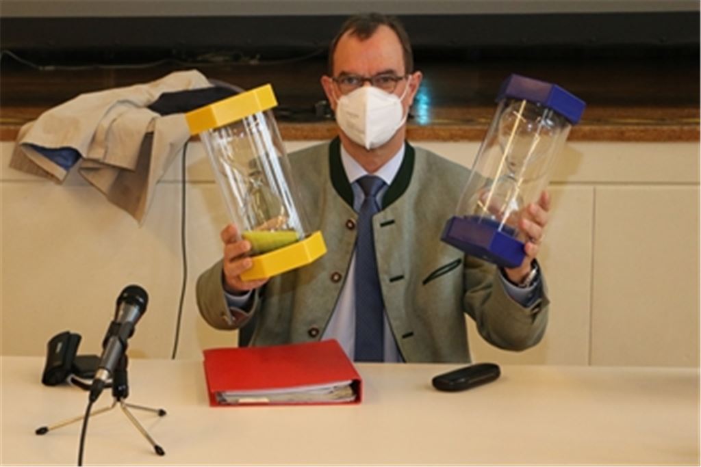 Pädagogisch wertvoll: OB Schneider setzt deutlich sichtbare Sanduhren ein, um Redebeiträge – wenn auch nicht allzu streng – zeitlich zu kontrollieren. Foto: Sadler