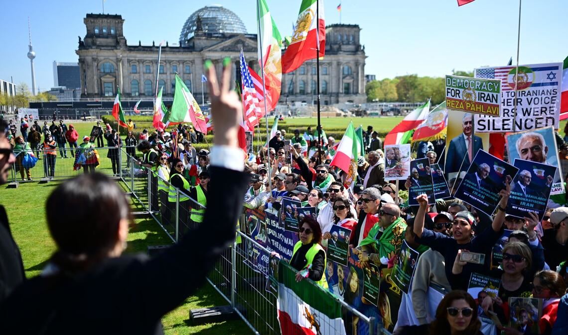 Pahlavis Unterstützer demonstrierten am Bundestag.