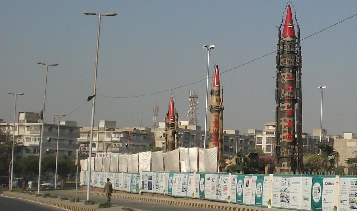 Pakistan: 170  atomare Sprengköpfe in Reserve. Pakistan demonstrierte seine Atomraketen in Karatschi anlässlich der IDEAS 2008.