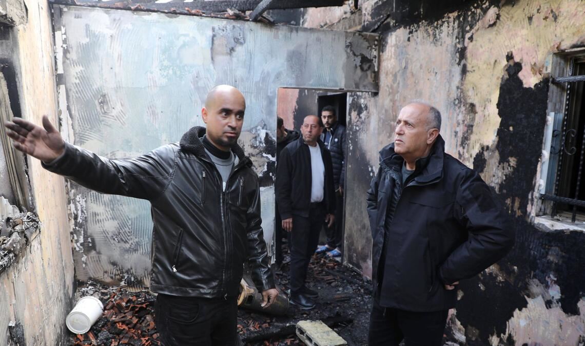 Palästinenser begutachten ein zerstörtes Haus nach einem Angriff von Siedlern im Westjordanland (Archivfoto).