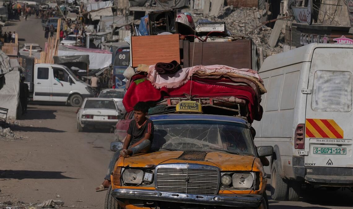 Bilder des Tages Palästinenser fliehen aus dem nördlichen Gazastreifen mit einem uralten Mercedes, auf den sie ihre Habseligkeiten geladen haben.