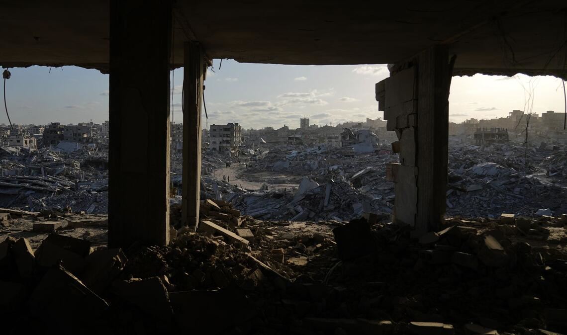 Bilder des Tages Palästinenser gehen zwischen den Trümmern der Stadt Gaza.
