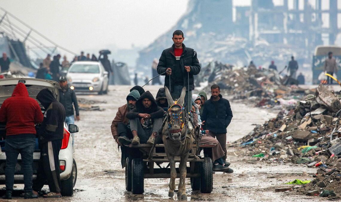 Druck auf Hamas zeigt Wirkung Palästinenser im Norden des Gazastreifens fahren auf einem Eselskarren.